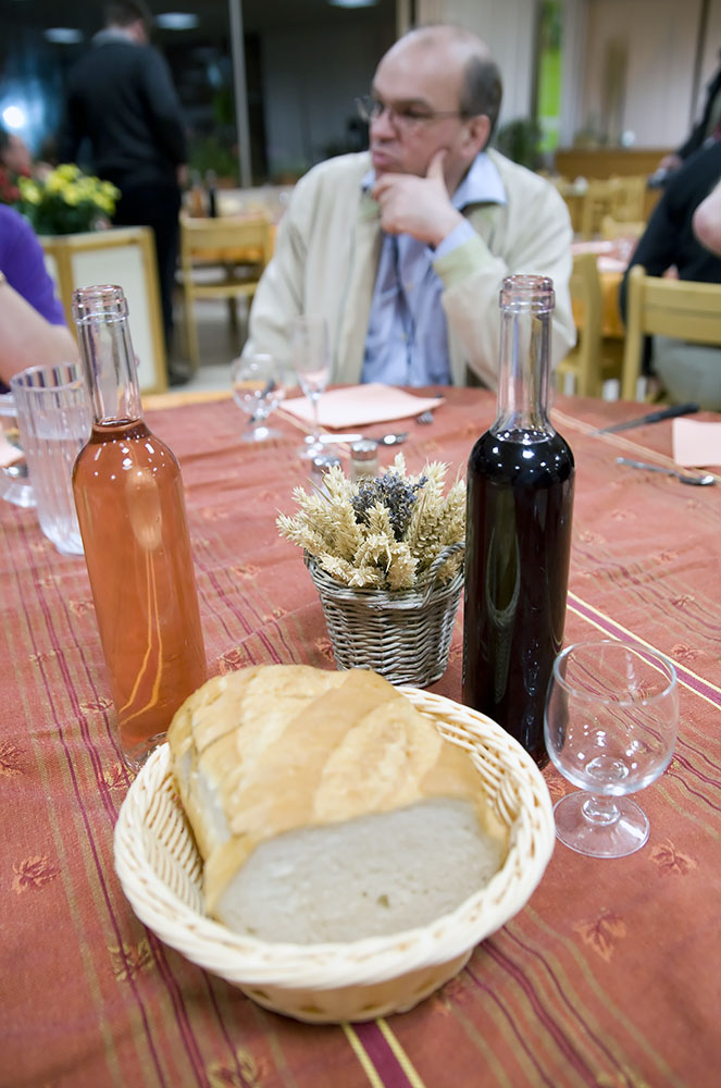 DSC_0992.jpg - free wine at lunch and dinner - la vie en France.
