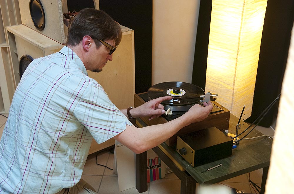 DSC_0210.jpg - Frank Schröder adjusting the very special tonearm on his vintage Neuman turntable